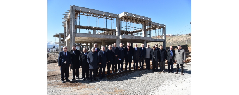 Rifat Hisarcıklıoğlu beraberindeki heyetle birlikte Kahramanmaraş Ticaret Borsası’nın yeni hizmet binası inşaatında incelemelerde bulundu.​